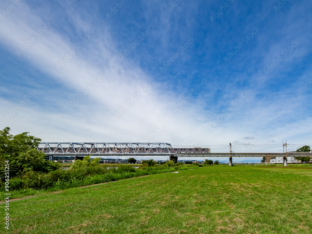 夏の終わりの空と鉄橋と電車