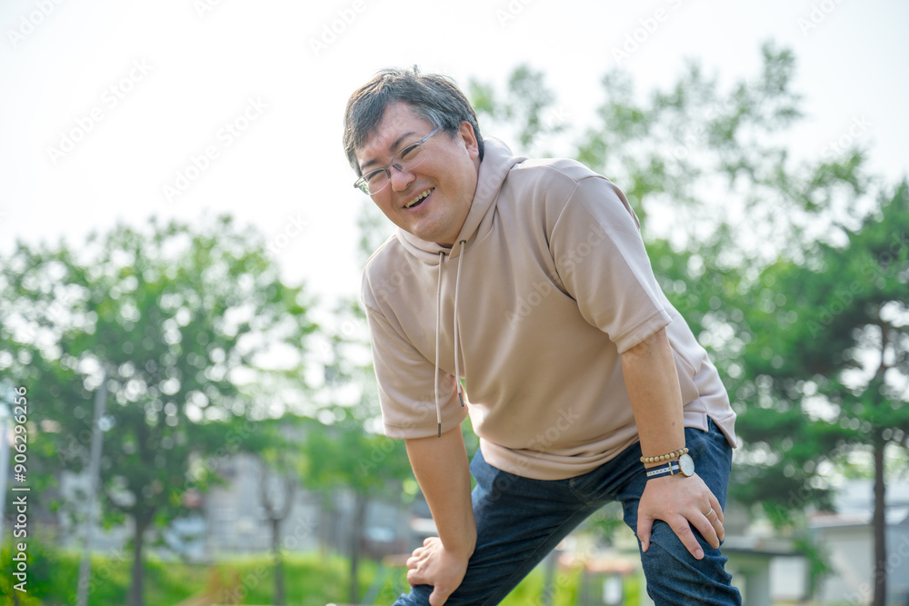 体を伸ばす中年男性 体を伸ばす中年男性