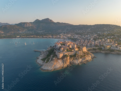 Fotografia aerea della cittadella di calvi in corsica