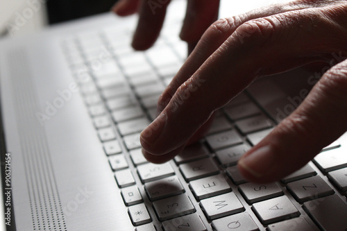 Papier peint A man's hands typing on a laptop keyboard
