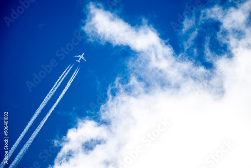 Passagierflugzeug mit Kondensstreifen