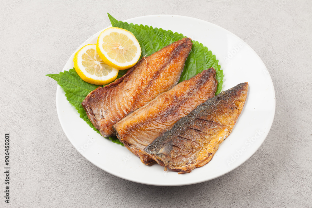Mackerel is a saltwater fish of the mackerel family. The body is fat and plump, has greenish-black wave patterns on the back, and the belly is silver-white. Mackerel is a saltwater fish of the mackerel family. The body is fat and plump, has greenish-black wave patterns on the back, and the belly is silver-white.