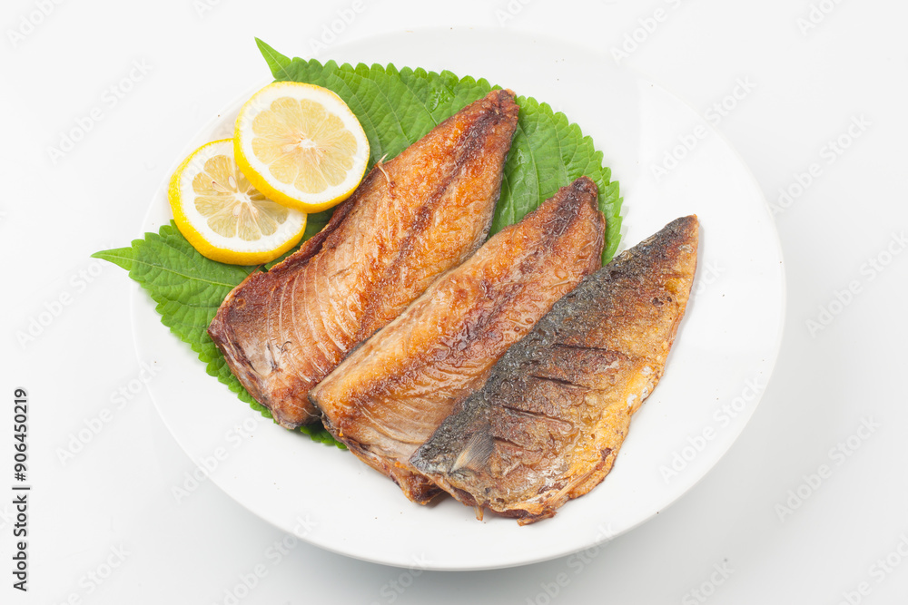 Mackerel is a saltwater fish of the mackerel family. The body is fat and plump, has greenish-black wave patterns on the back, and the belly is silver-white. Mackerel is a saltwater fish of the mackerel family. The body is fat and plump, has greenish-black wave patterns on the back, and the belly is silver-white.