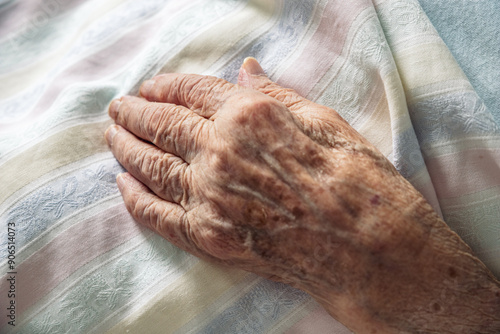 Cuadro en lienzo Winkled hand of an 100 old senior elderly women resting peacefully on hospital bedding