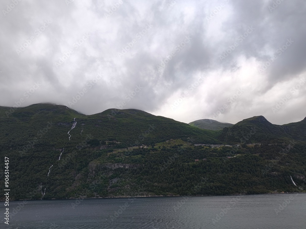 Fiordo de Geiranger, Fiordo Noruego, Arriba de la Montaña Fiordo de Geiranger, Fiordo Noruego, Arriba de la Montaña
