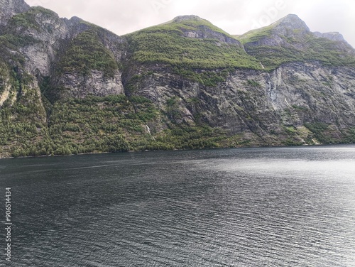 Fiordo de Geiranger, Fiordo Noruego, Montaña