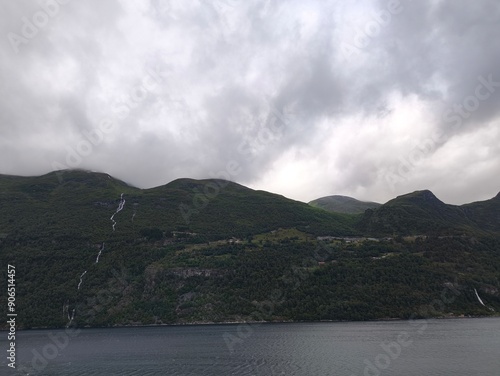 Fiordo de Geiranger, Fiordo Noruego, Arriba de la Montaña