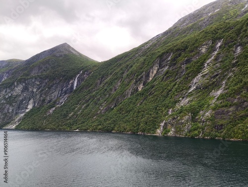 Fiordo de Geiranger, Fiordo Noruego, Lado Derecho