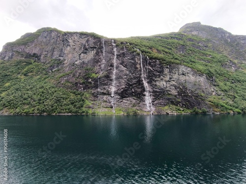 Fiordo de Geiranger, Fiordo Noruego con la Cascada de las 7 hermanas