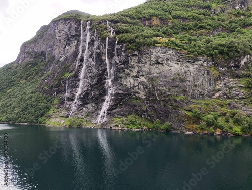 Fiordo de Geiranger, Fiordo Noruego con la Cascada de las 7 hermanas