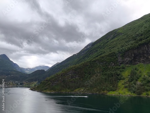 Fiordo de Geiranger, Fiordo Noruego, Montaña