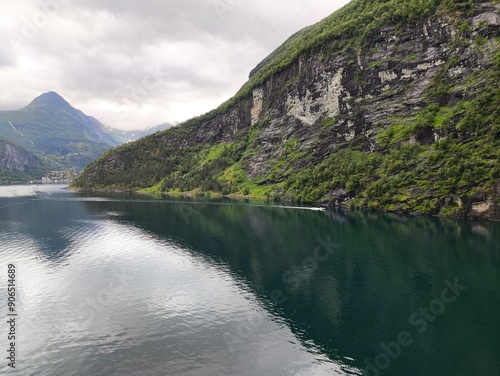 Fiordo de Geiranger, Fiordo Noruego, Precipicio