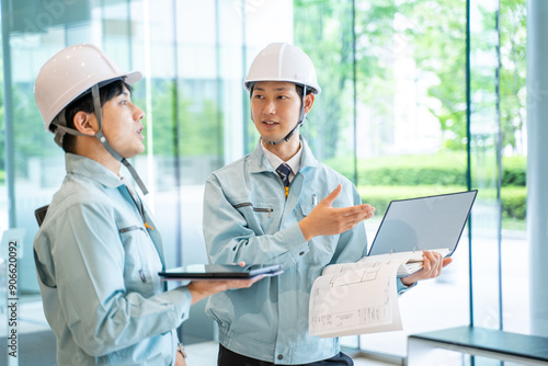 工事現場の打合せをする作業着を着たビジネスマン
