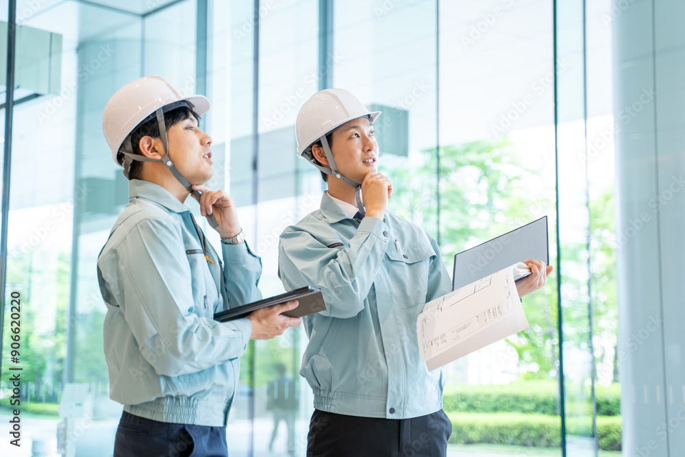 工事現場の打合せをする作業着を着たビジネスマン