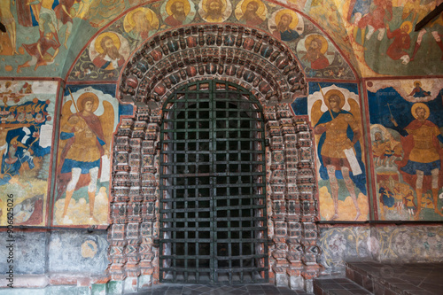 Obraz na płótnie Frescoes in the Church of St. John the Baptist in Tolchkovo, the entrance to the main temple from the western gallery. UNESCO World Heritage Site. Yaroslavl, Russia w salonie