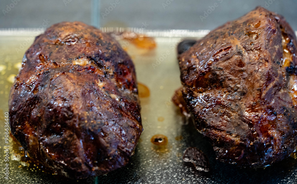 Frisch gegartes Pulled Pork aus der Schweineschulter Frisch gegartes Pulled Pork aus der Schweineschulter