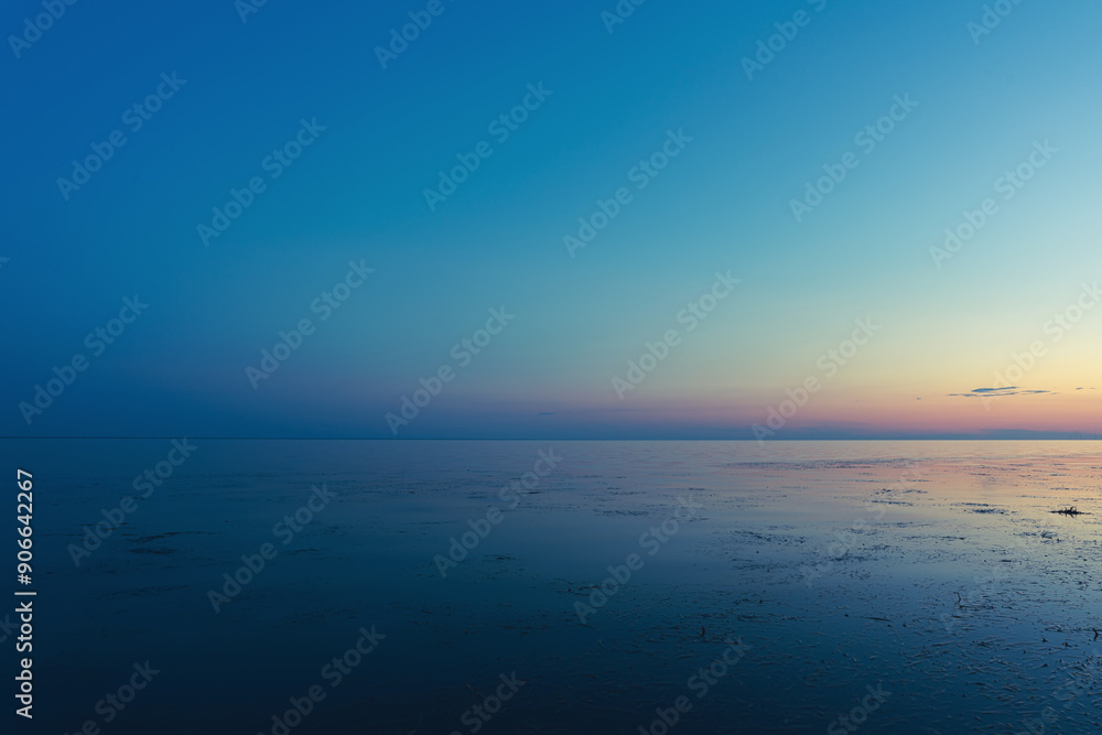 Obraz premium Seascape, beautiful amazing sunset or sunrise over the sea