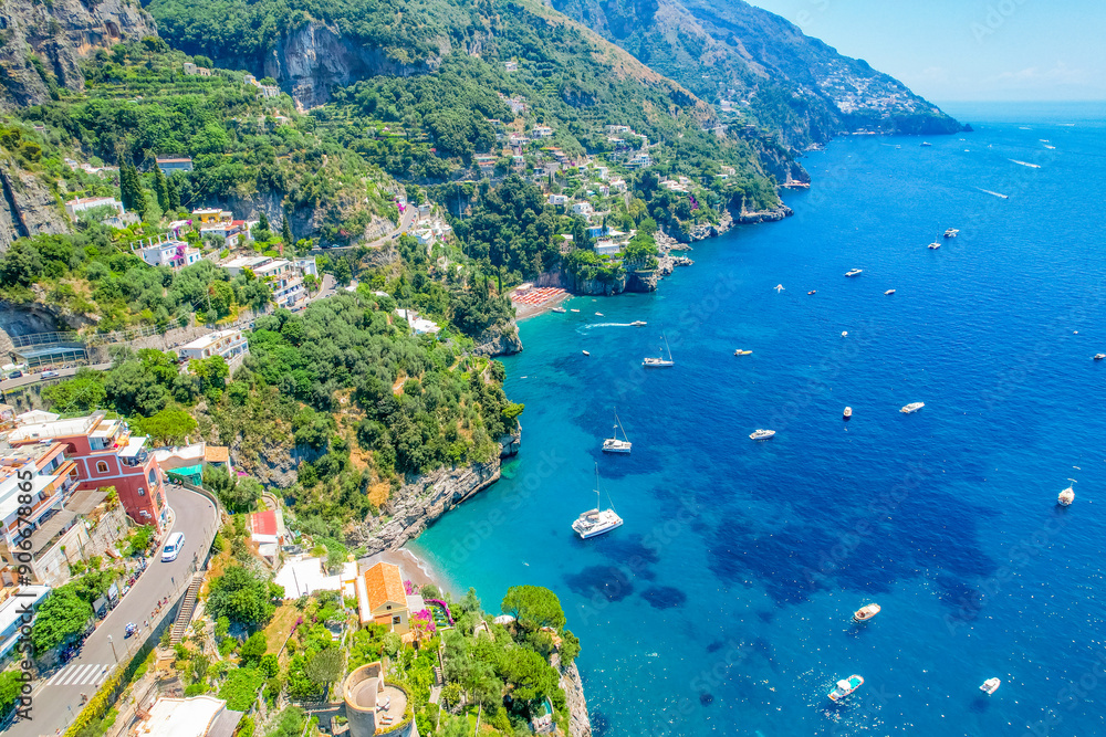 Fototapeta premium Positano town, beach and beautiful colorful houses on the cliff in Amalfi coast in Italy