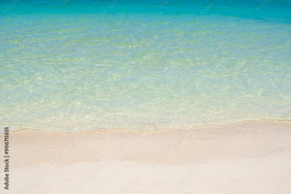 Obraz premium beautiful blue beach and sea calm relaxed wave on shore close-up copy space