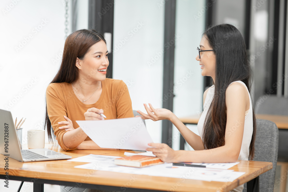 Business group Talk and consult to find solutions to work problems in the company. Business group Talk and consult to find solutions to work problems in the company.