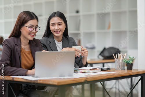 Business group Talk and consult to find solutions to work problems in the company.