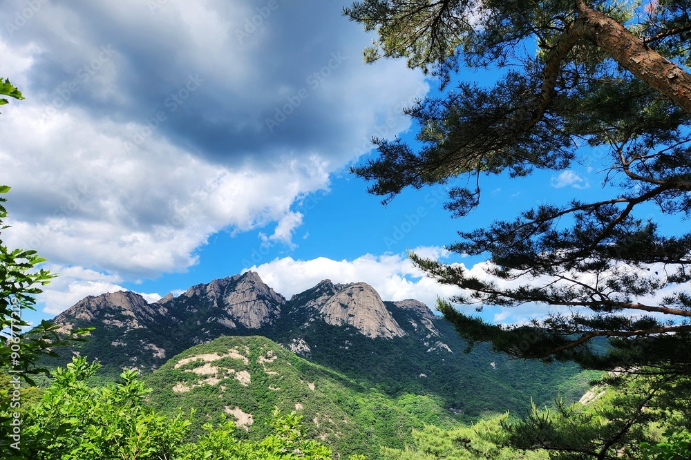 Obraz premium the top of Bukhansan Mountain in Korea in sunny weather. hiking in korea. mountains Korea Seoul