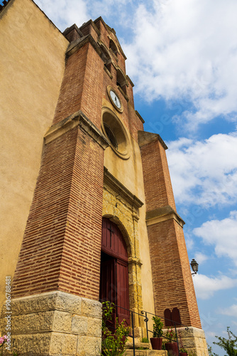 Façade avec son clocher-mur de l’église Notre-Dame, dans le petit village de Carla-Bayle photo