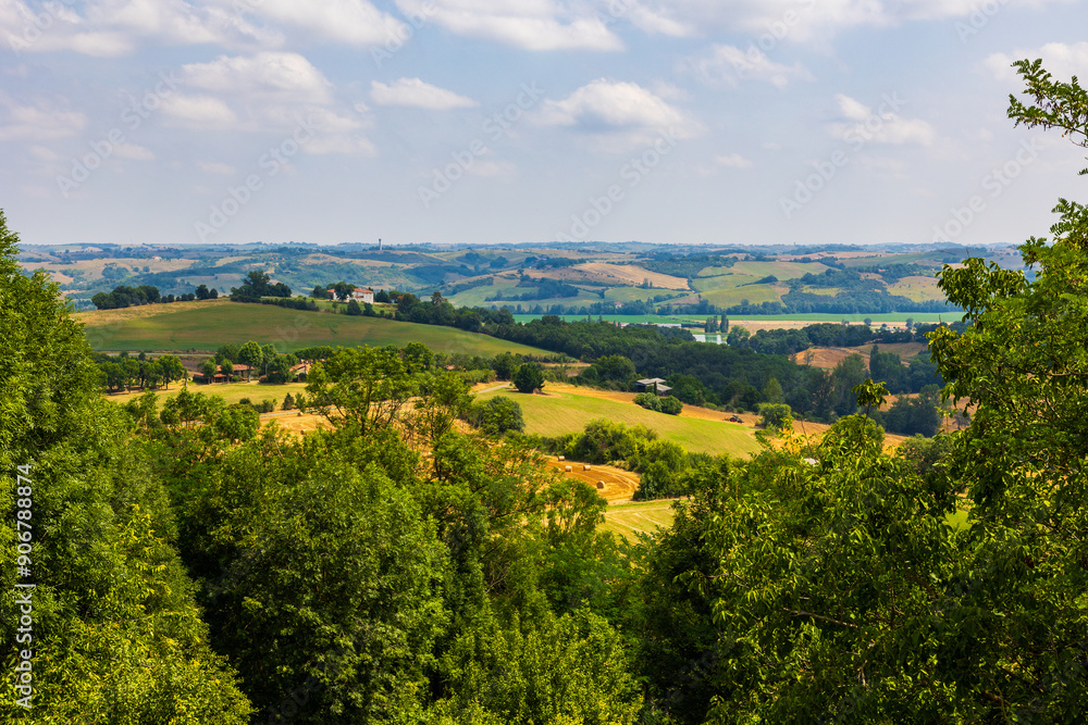 Fototapeta premium Paysage agricole de collines, de haies et de forêts de la vallée de la Lèze depuis le village de Carla-Bayle