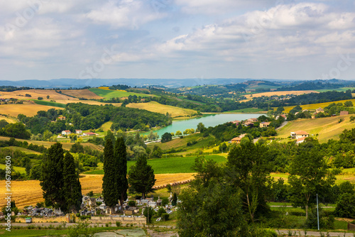 Lac du Carla-Bayle, haut-lieu de loisirs avec son village-vacance, depuis le village médiéval