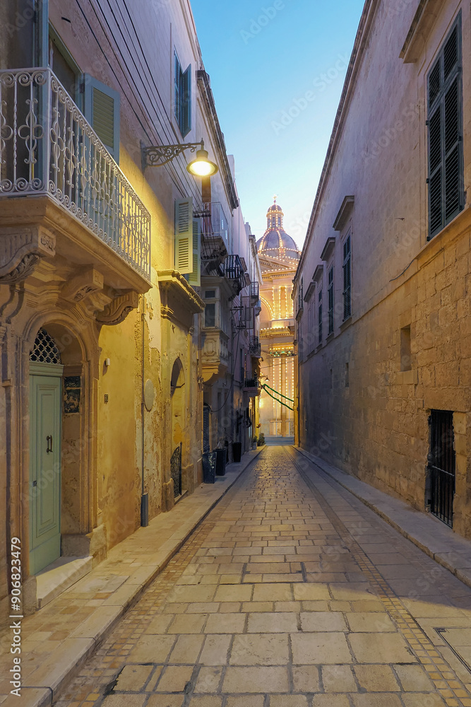 Obraz premium Malta, Europe - a fragment of the island's architecture, narrow streets of the Birgu district