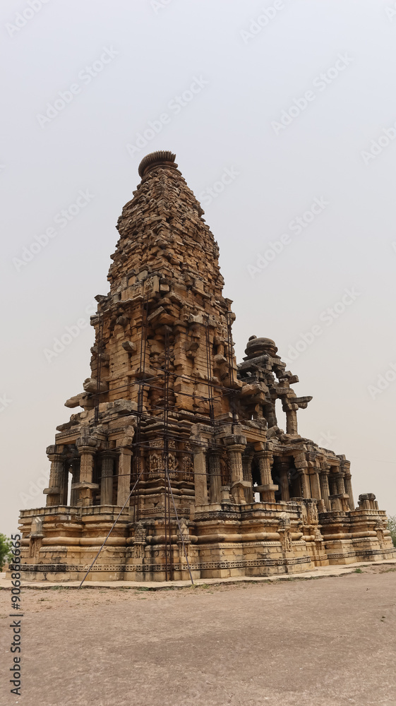Naklejka premium India, Madhya Pradesh, Sihoniya, Ancient Ruin Hindu Kakanmath Temple, the 11th Century Monument Built by Kachchhapaghata ruler Kirttiraja. it Dedicated to Lord Shiva.
