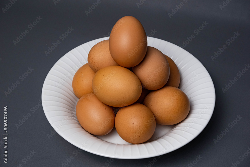 White plate with arrangement of raw chicken eggs. Raw chicken eggs for cooking purposes. White plate with arrangement of raw chicken eggs. Raw chicken eggs for cooking purposes.