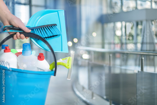 Foto Cleaning Lady with Cleaning Products on a Blurred Background.