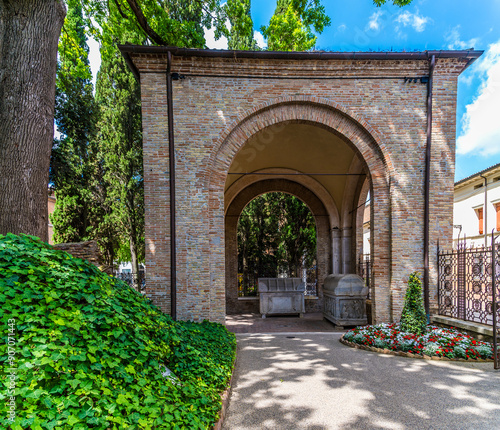 Tableau sur toile A view towards the Four Arches of Strongarm mausoleum in Ravenna, Italy in summe