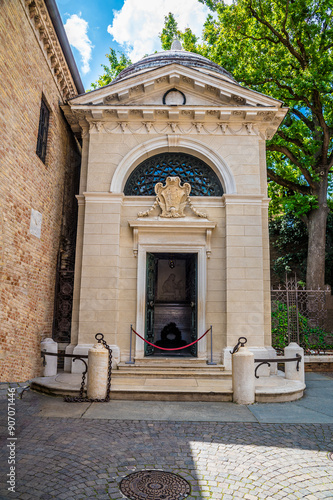 Tableau sur toile A view towards the Dante's tomb beside the Four Arches of Strongarm mausoleum in