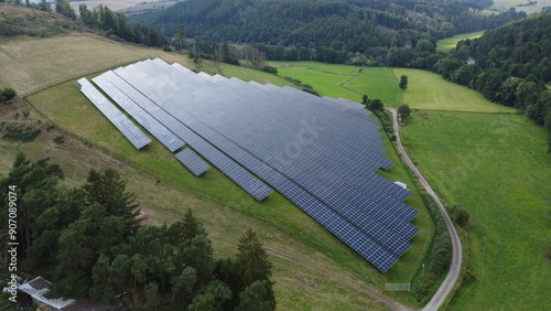 Luftaufnahmen eines Solarparks in Hessen, Deutschland – Sommerlandschaft mit Solarpanelen, erneuerbarer Energie, grüner Umgebung und nachhaltiger Energieproduktion photo