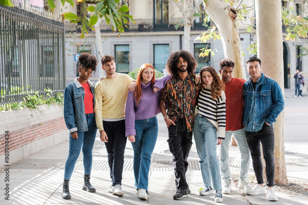 Obraz premium Group of multiethnic young people together on the street sharing moments. Concept: lifestyle, fun
