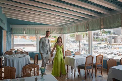 Fotografija A well-dressed couple in a beautifully designed dining area of a luxury hotel