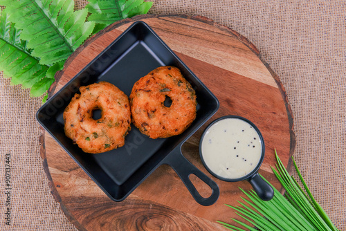 Obraz na płótnie Medhu Vadai is a traditional South Indian delicacy known for its exquisite taste and crispy texture. Vadai, medu vada, uzhunnu Vada, black lentil fritters with coconut chutney on plate served hot. w salonie