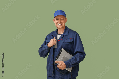 Portrait of male mechanic w...