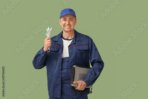 Portrait of male mechanic w...