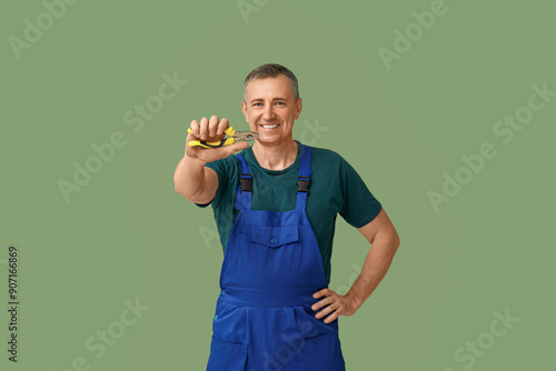 Portrait of male mechanic w...