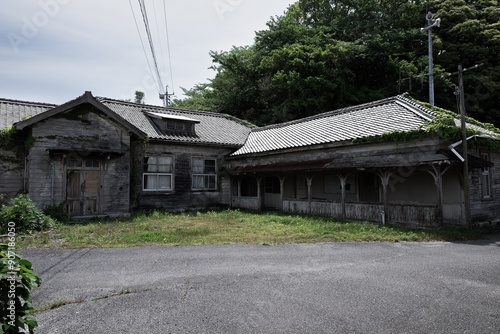 廃墟・崩れ行く建物の外観 / 山口県大島郡周防大島町 photo