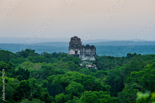 Vista panóramica de  los Templos Mayas, Gran Jaguar y Templo II, vista desde el templo IV Parque Nacional Tikal, Petén, Guatemala