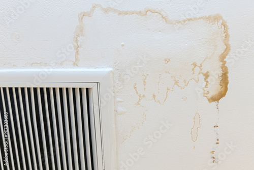 Fotografía Ceiling stain and cracked and mold after air conditioner has water drop leak on air grille