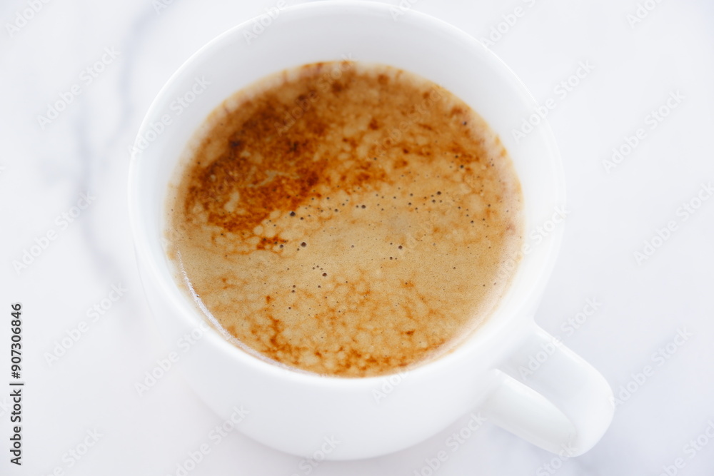 エスプレッソと牛乳を混ぜたカフェ・ラッテを飲みながらリラックスしているイメージ
エスプレッソと牛乳を混ぜたカフェ・ラッテを飲みながらリラックスしているイメージ