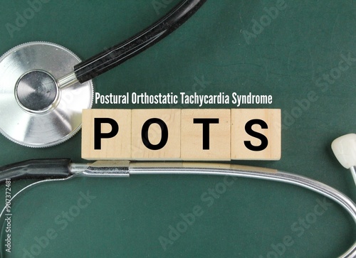 Foto stethoscope and stick with the letters POTS or the word Postural Orthostatic Tac