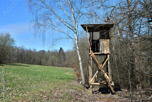 Obraz na płótnie Hunting hidden observation point from wooden in meadow near forest w salonie