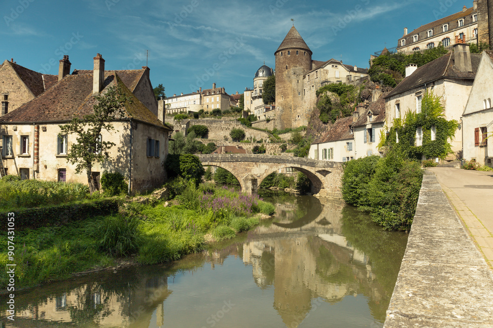 vieux pont en pierre sur l'Armançon appelé pont Pinard sous les fortifications médiévales de la ville de Semur-en-Auxois en Bourgogne vieux pont en pierre sur l'Armançon appelé pont Pinard sous les fortifications médiévales de la ville de Semur-en-Auxois en Bourgogne