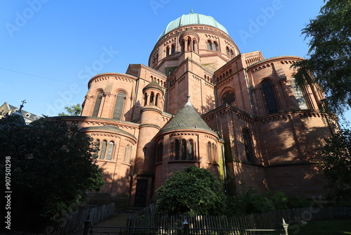 L'église Saint Pierre le Jeune, de style gothique, ville de Strasbourg, département du Bas Rhin, France photo